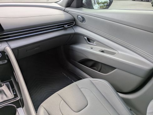 Used 2025 Hyundai Elantra SEL FWD image 17