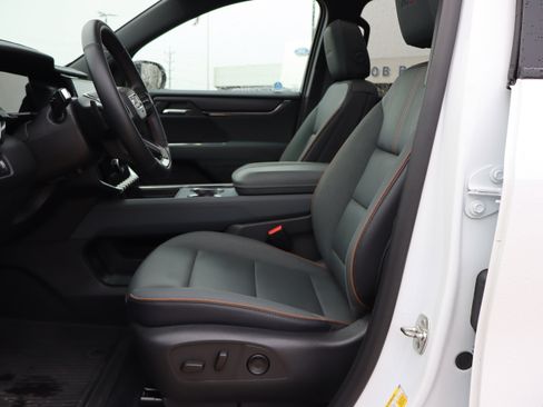 Used 2024 GMC Acadia AT4 w/ Luxury Package image 9