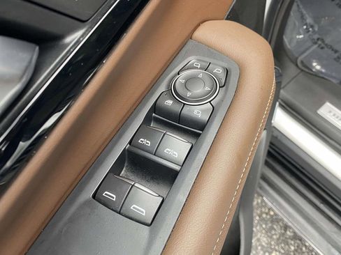 Used 2025 Chevrolet Suburban High Country image 17