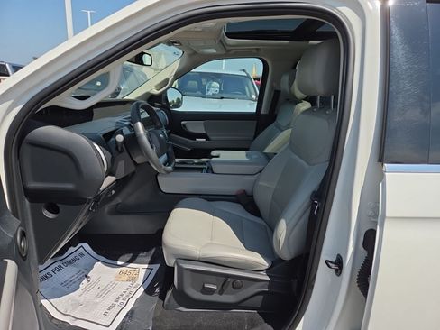 Used 2025 Ford Expedition Active AWD/4WD image 9