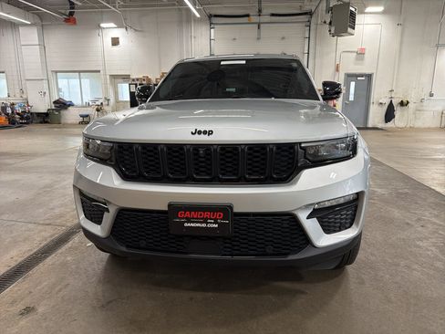 Used 2024 Jeep Grand Cherokee Limited w/ Luxury Tech Group II AWD/4WD image 2