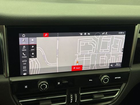 Used 2024 Porsche Macan AWD/4WD image 18