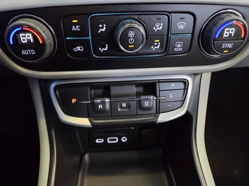 Used 2023 GMC Terrain SLT image 39