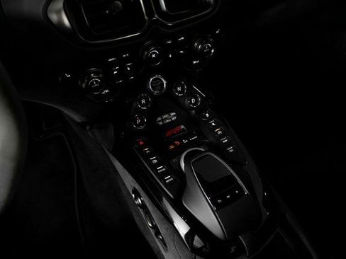 Used 2022 Aston Martin V8 Vantage Coupe image 23