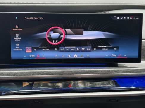 Used 2023 BMW i7 xDrive60 w/ Executive Package 2 AWD/4WD image 27