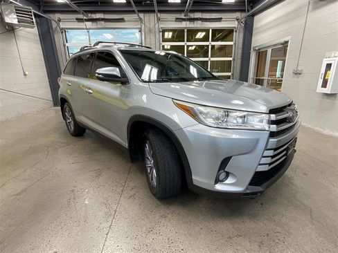 Used 2019 Toyota Highlander XLE AWD/4WD image 7