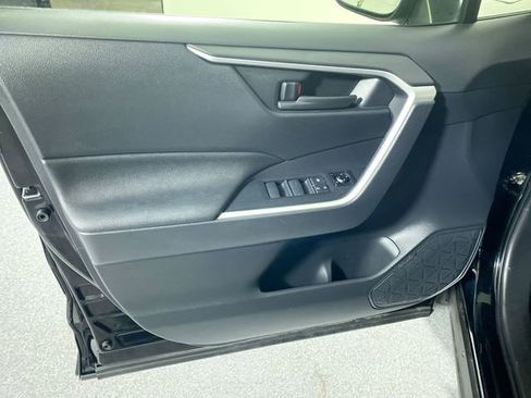 Used 2021 Toyota RAV4 LE image 18