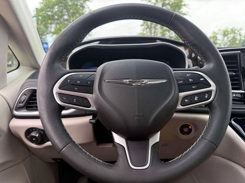 Used 2022 Chrysler Pacifica Limited FWD image 22