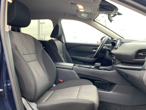 Used 2025 Nissan Rogue SV image 38