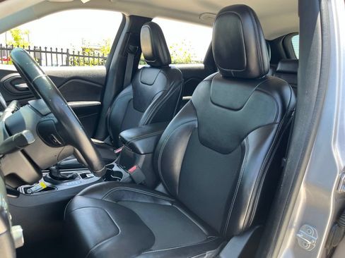 Used 2019 Jeep Cherokee Latitude Plus FWD image 26
