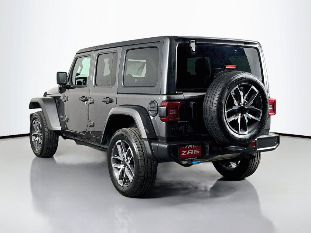 Used 2024 Jeep Wrangler Unlimited w/ Convenience Group AWD/4WD image 3
