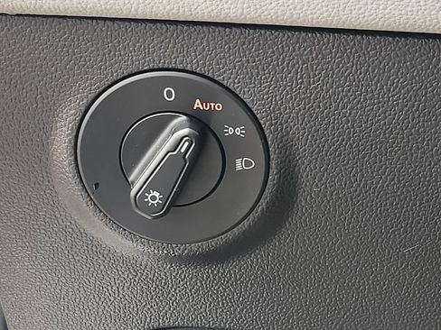 Used 2022 Volkswagen Taos SE image 12