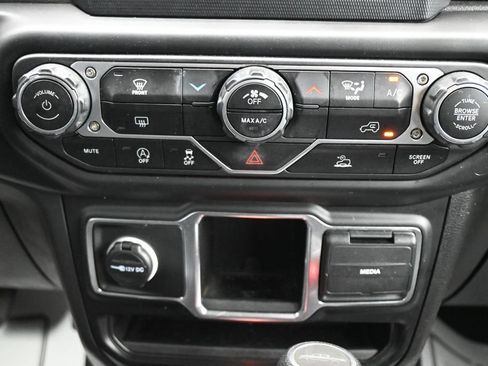 Used 2023 Jeep Gladiator Sport AWD/4WD image 16
