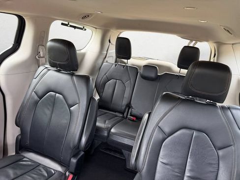 Used 2017 Chrysler Pacifica Touring-L w/ Tire & Wheel Group FWD image 13