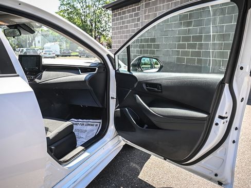 Used 2022 Toyota Corolla LE FWD image 16