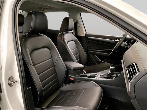 Used 2023 Volkswagen Jetta SE w/ Panoramic Sunroof Package FWD image 7