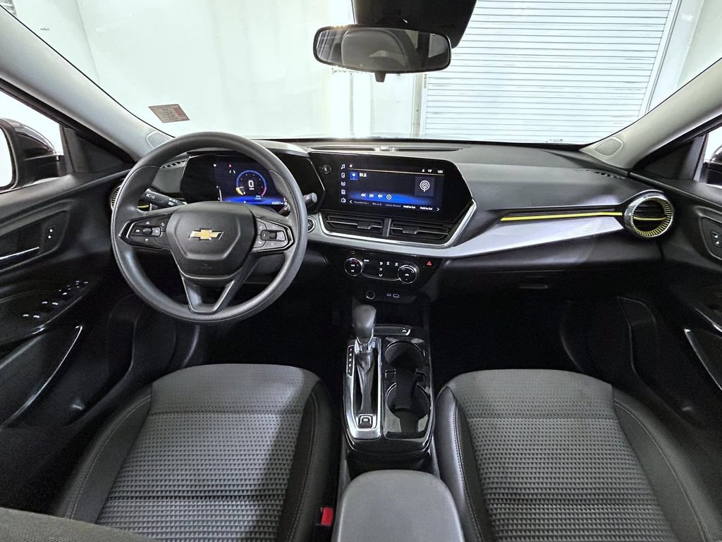 Used 2025 Chevrolet Trax LT FWD image 13