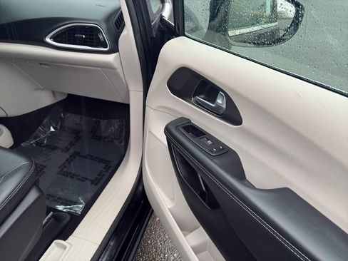 Used 2024 Chrysler Pacifica Touring-L image 23