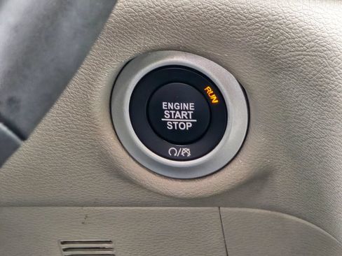 Used 2024 Chrysler Pacifica Touring-L FWD image 19