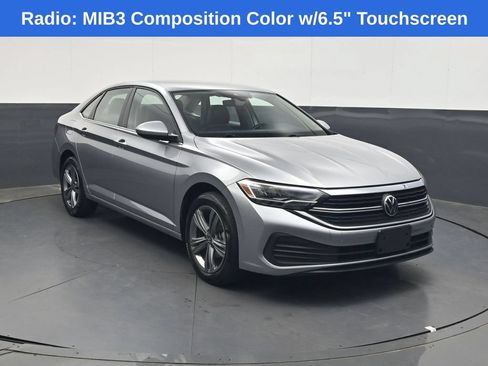 Used 2024 Volkswagen Jetta SE FWD image 2