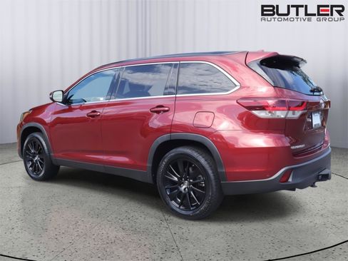 Used 2019 Toyota Highlander SE FWD image 4
