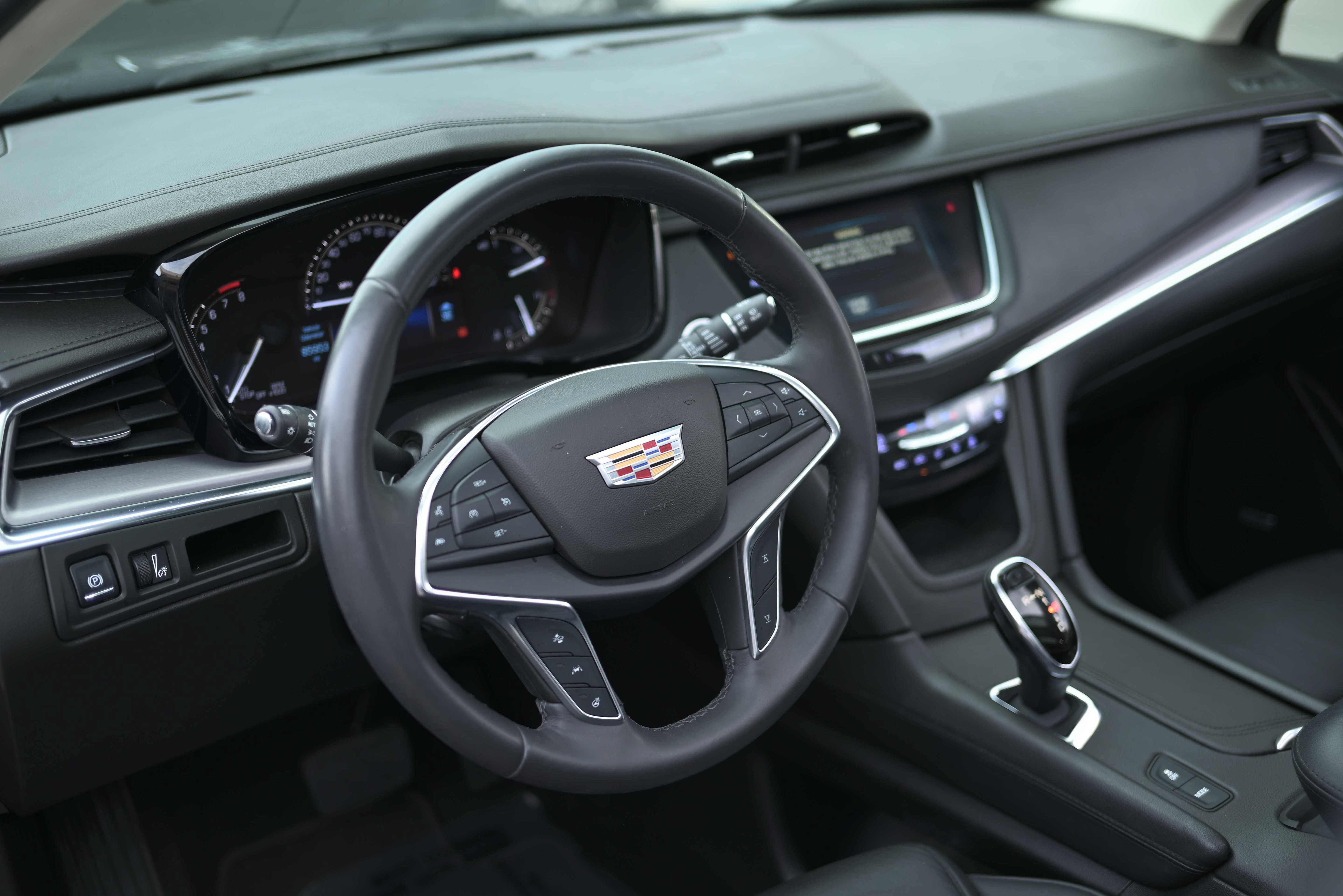 Used 2018 Cadillac XT5 Premium Luxury w/ Driver Assist Package FWD image 9