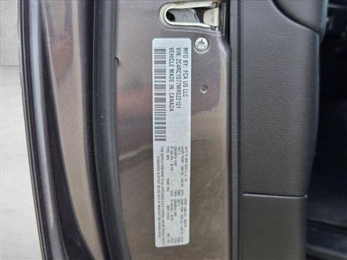 Used 2021 Chrysler Pacifica Limited w/ Uconnect Theater Family Group FWD image 29