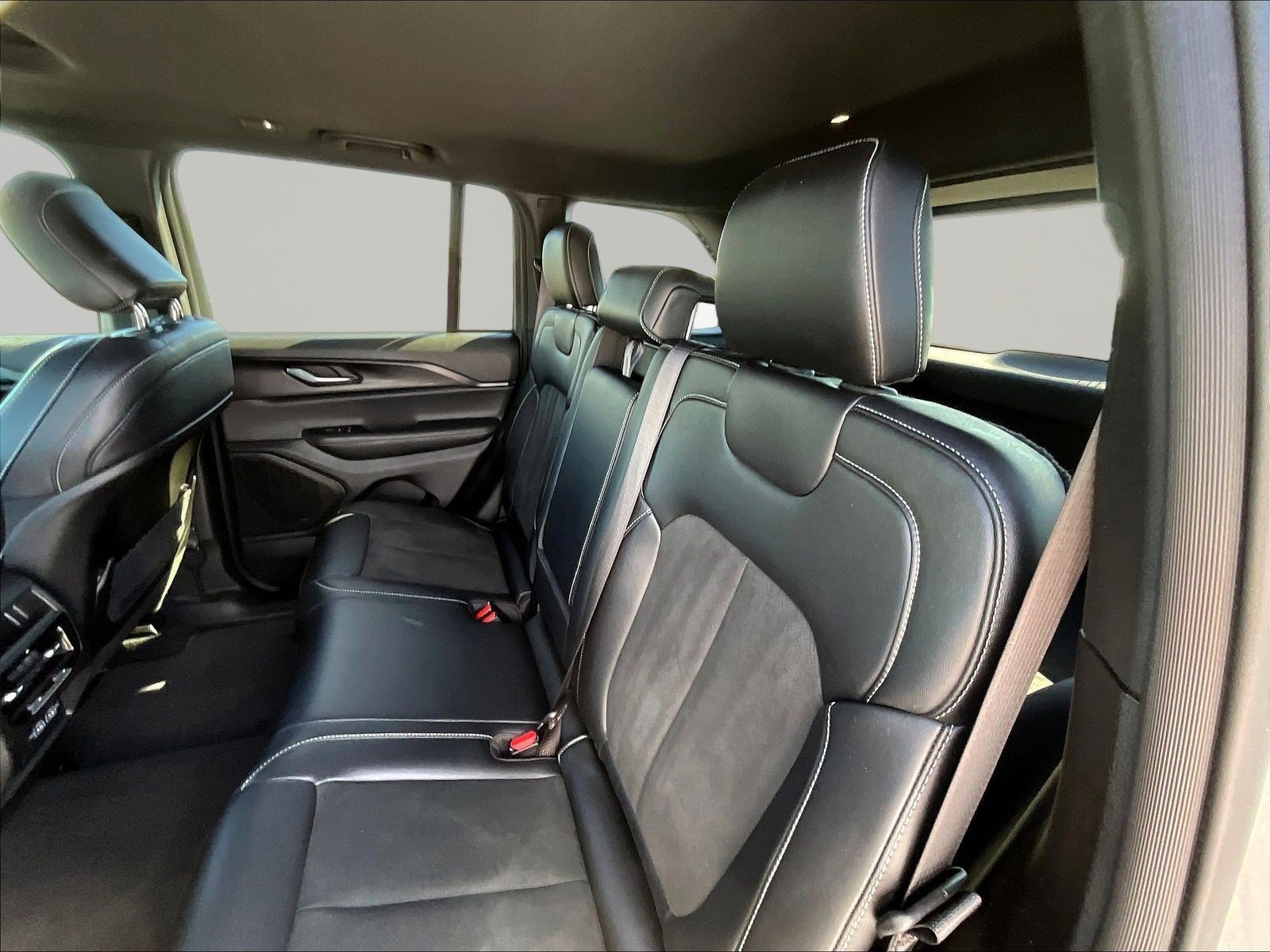 Used 2025 Jeep Grand Cherokee Altitude AWD/4WD image 22