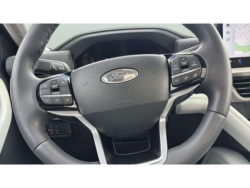 Used 2025 Ford Explorer Platinum w/ Ultimate Package AWD/4WD image 17