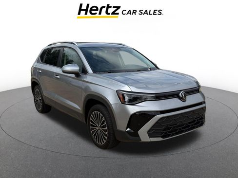 Used 2025 Volkswagen Taos SE image 1