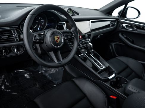 New 2025 Porsche Macan image 4