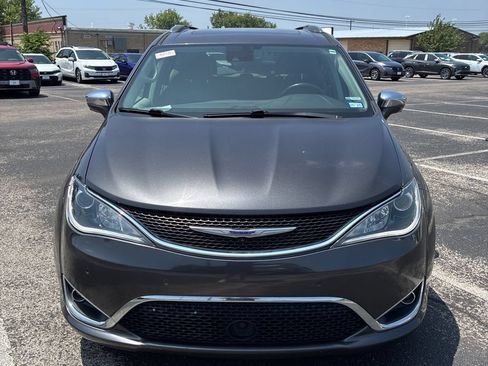 Used 2019 Chrysler Pacifica Limited w/ Tire & Wheel Group FWD image 2
