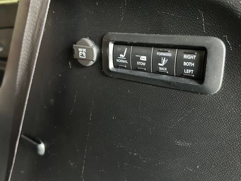Used 2017 Chrysler Pacifica Limited w/ Tire & Wheel Group FWD image 15