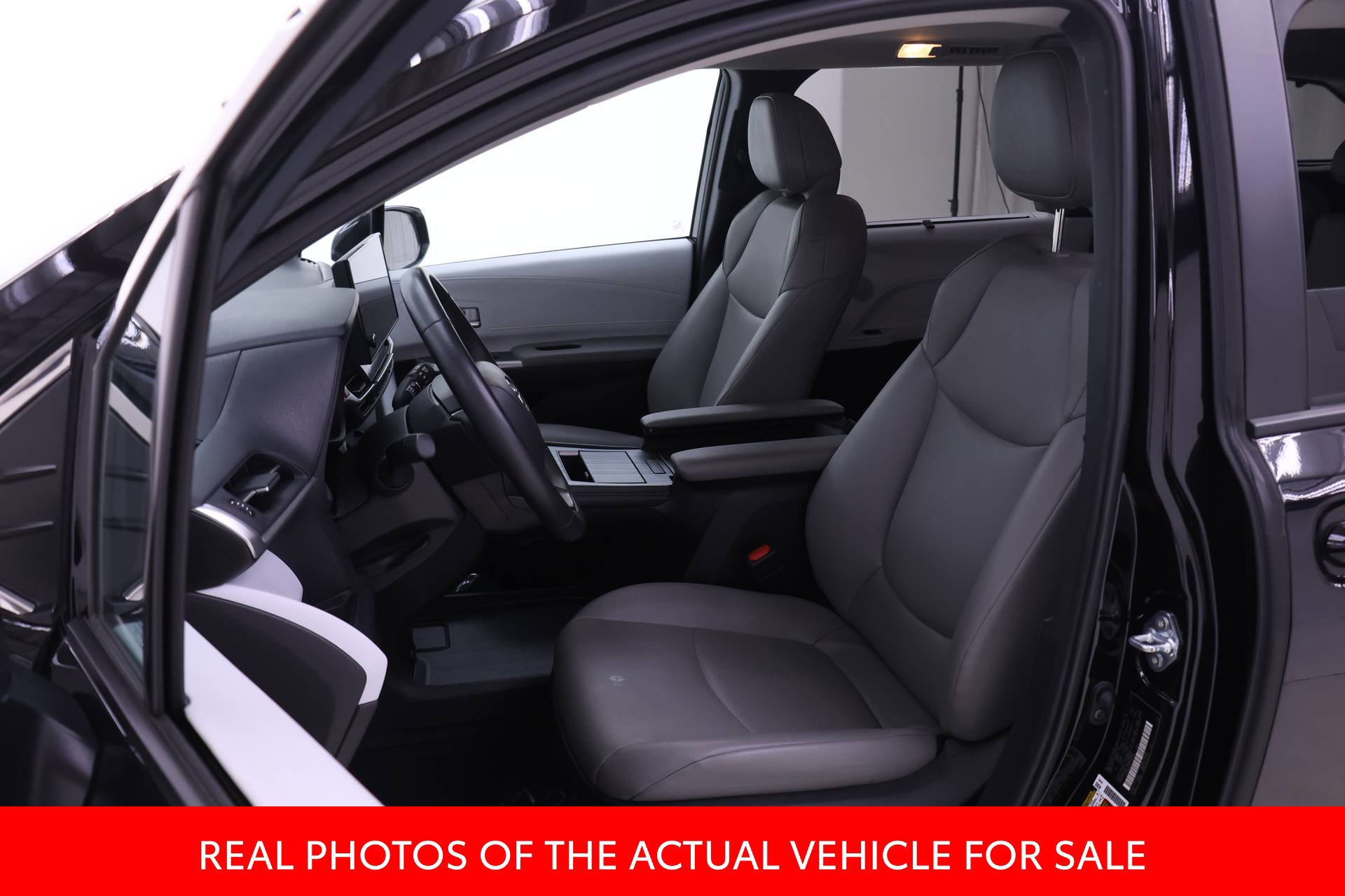 Certified 2026 Toyota Sienna XLE FWD image 4