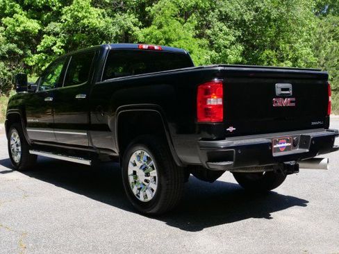 Used 2017 GMC Sierra 2500 Denali w/ Duramax Plus Package AWD/4WD image 18