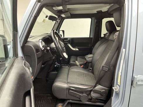 Used 2012 Jeep Wrangler Unlimited Sahara AWD/4WD image 3