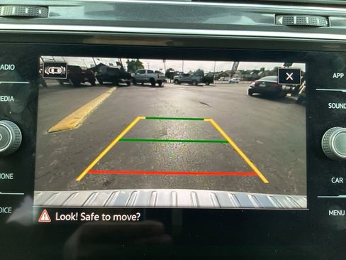 Used 2024 Volkswagen Tiguan SE image 16