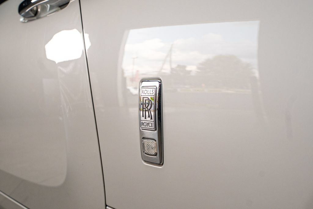 Used 2016 Rolls-Royce Dawn RWD image 17