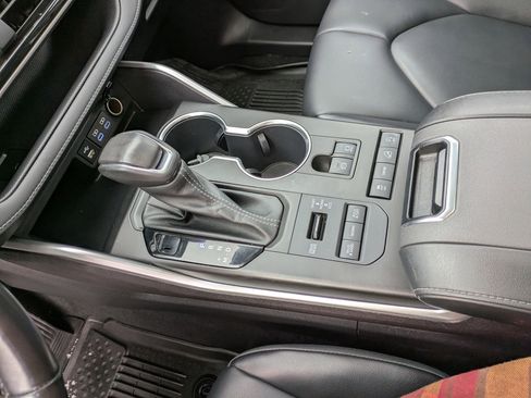 Used 2022 Toyota Highlander XLE image 13