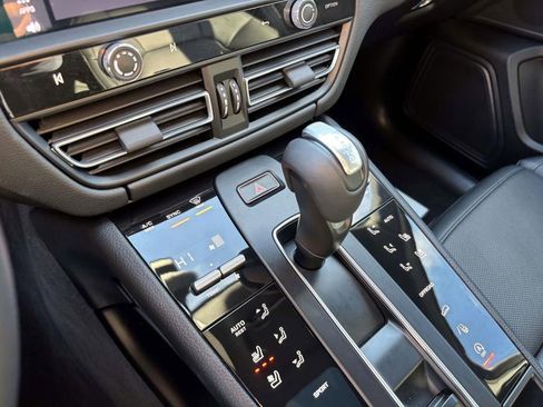 Certified 2024 Porsche Macan image 34