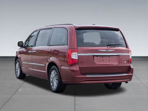 Used 2016 Chrysler Town & Country Touring-L FWD image 3