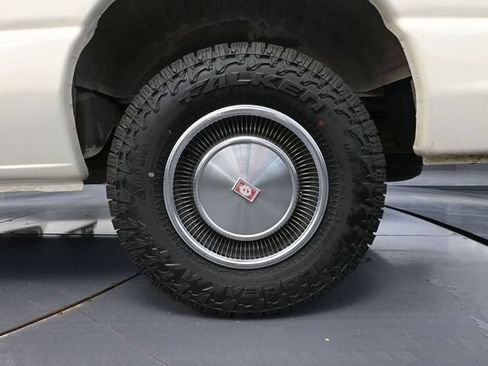 Used 1995 Ford E-150 and Econoline 150 Club Wagon RWD image 11