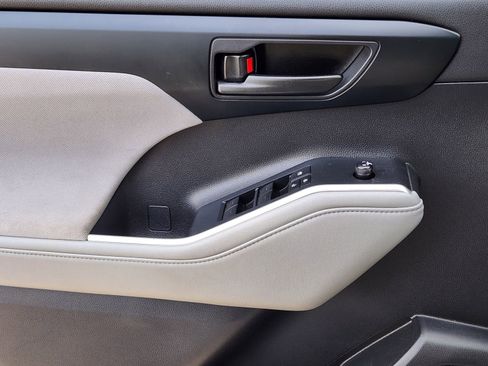 Used 2022 Toyota Highlander L image 24