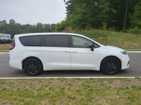 Used 2024 Chrysler Pacifica Limited FWD image 14