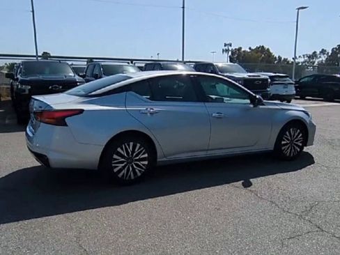 Used 2024 Nissan Altima 2.5 SV FWD image 8