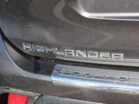 Used 2023 Toyota Highlander XLE image 18