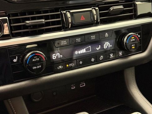 Used 2024 Nissan Pathfinder SL w/ Black Appearance Package FWD image 28
