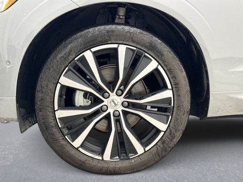 Used 2025 Volvo XC60 B5 Plus image 12