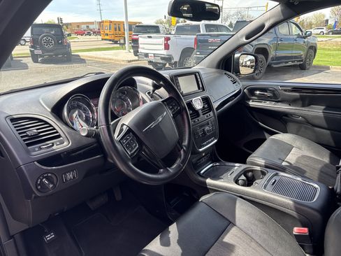 Used 2016 Chrysler Town & Country S w/ Driver Convenience Group FWD image 17