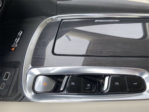 Used 2022 Buick Enclave Essence image 19